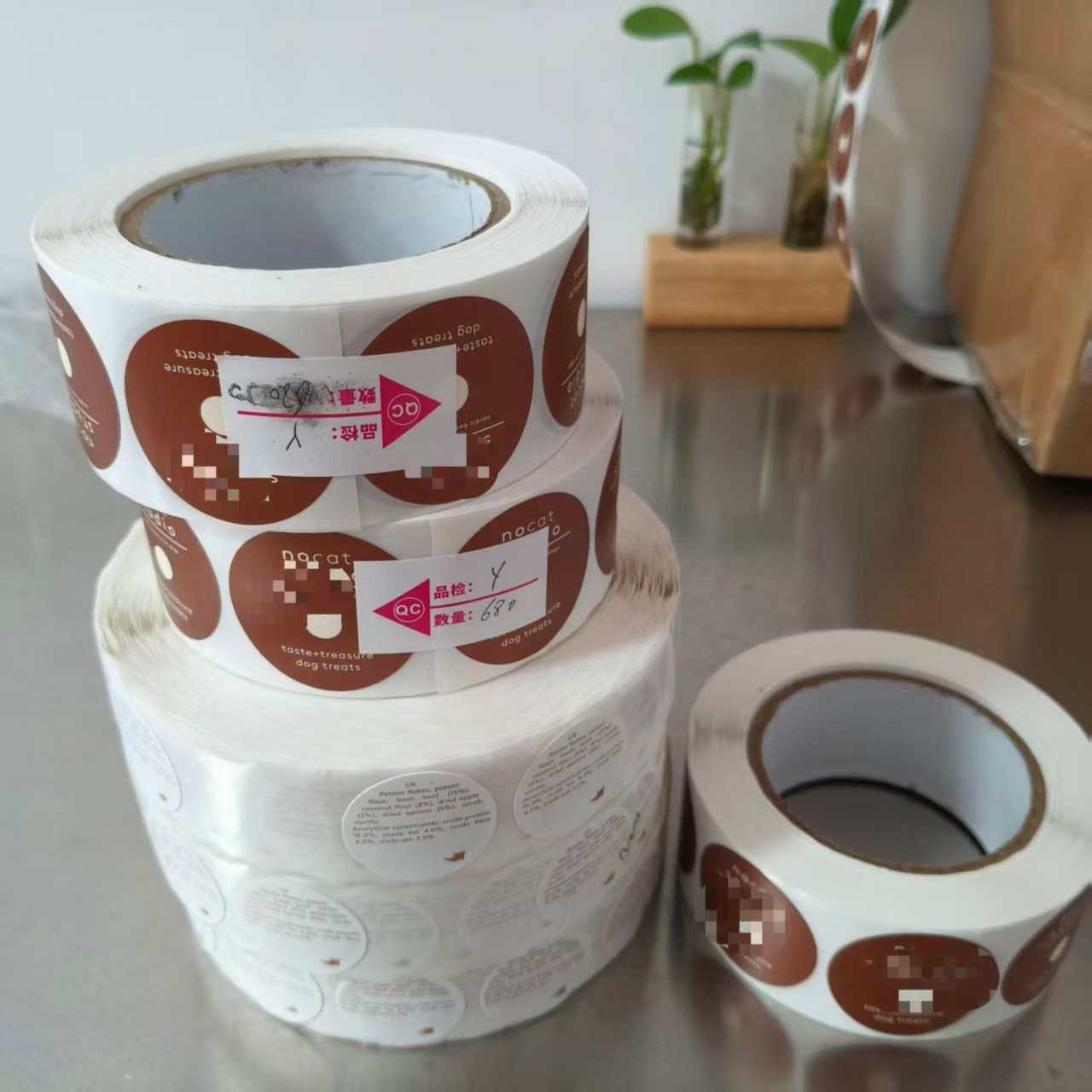 JOJO Pack готує доставку індивідуальних наклейок для ласощів для собак датському клієнту