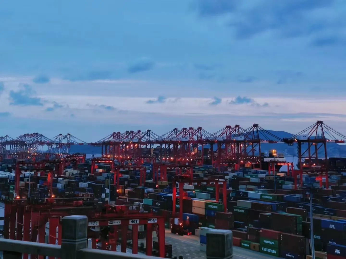 Загальна вартість імпорту та експорту Китаю досягла 41,21 трлн юанів.