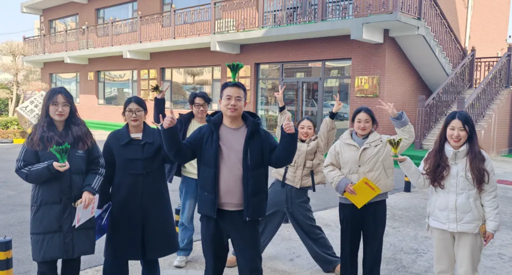 Коротка перерва на обід заряджає офіс енергією за допомогою воланів